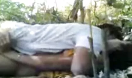 Các chất béo của một chàng trai trẻ với niềm vui sâu sắc đánh một cô gái tóc vàng sex không che nhật trong một lỗ