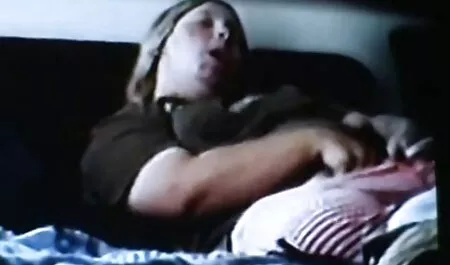 Một chàng trai khỏe mạnh kéo một gia trên sex nhật hay không che một cô gái mỏng manh với vú nhỏ và cạo