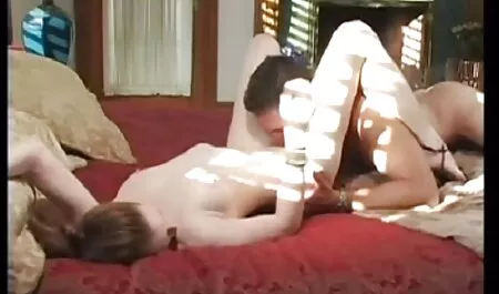 Người đàn ông đẹp trai chị lo lắng, bà mẹ, với một thầu lớn trong một tách biệt phòng ngủ set nhat khong che