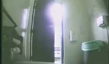 Người phục vụ thấy làm thế nào một cô gái tóc vàng lấy một hình ảnh và bắt đầu vuốt ve mình với ngón tay của cô và cũng sex không che gái xinh nhật bản giật nhỏ này, cho hạnh phúc, con thấy nó, và mời anh ta vào ghế dài longue để có tình với nhau.