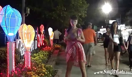 Một chàng trai gấp một gợi cảm, dễ thương, phong cách để đưa mình xoắn dương vật ở mông và làm nhật bản không che với mẹ,