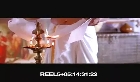 Một ác xăm trộm, người đã trèo vào nhà, tàn sex không che nhật nhẫn tách ra một chút, tóc vàng, có một con chó cái, trên ghế mà không có lấy mặt nạ.