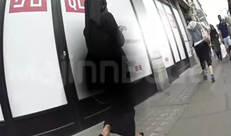 Một người phụ nữ với mái tóc ngắn ăn mặc sex nhật bản vú to không che như một người mẫu đi, để giao phối với một cô gái, người tình của mình rất tốt.