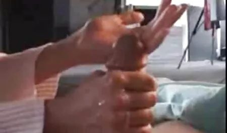 Đẹp cho người phụ nữ, người yêu chia sẻ sự ấm áp của tình dục sex nhat ban khong che ở giữa một tuyết thiên nhiên